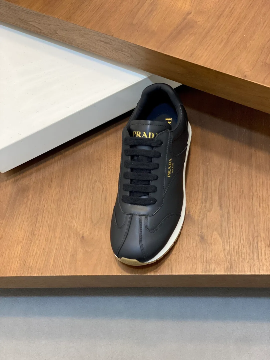 Men's shoes 💰740 Prada/Prada's new men's spliced ​​casual sports shoes. These sports shoes use exquisite stitching technology to outline a unique geometric texture, and contemporary lines and details reinterpret the classic sports style. The upper is made of ultra-official material, and the lining is full cowhide. It is lightweight, breathable, practical and versatile. The tongue is decorated with the Prada Milano logo, and the logo print is embellished with the laces. It is paired with a 2.5cm two-color rubber sole to create a comfortable wearing experience. Comes with full set of original packaging dust bag! Size: 39-40-41-42-43-44 (38, 45 customized) standard leather shoe size